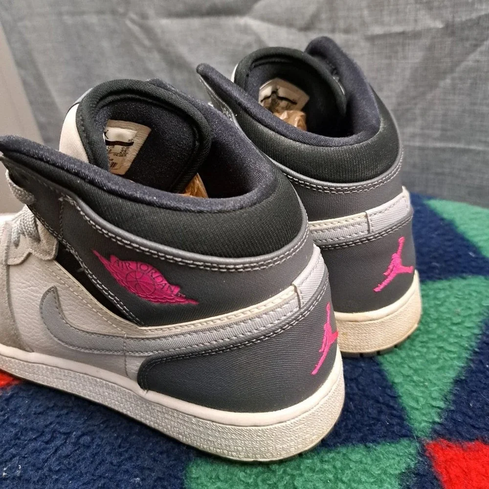 %Air Jordan 1 Mid White Grey Hyper Pink Size 7Y / AJ10 - Picture 4 of 12